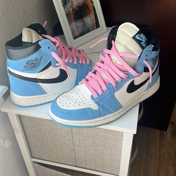 Air Jordan 1 Retro High OG ‘University Blue’ - Size: 8.5 - with Pink laces - Picture 4 of 7